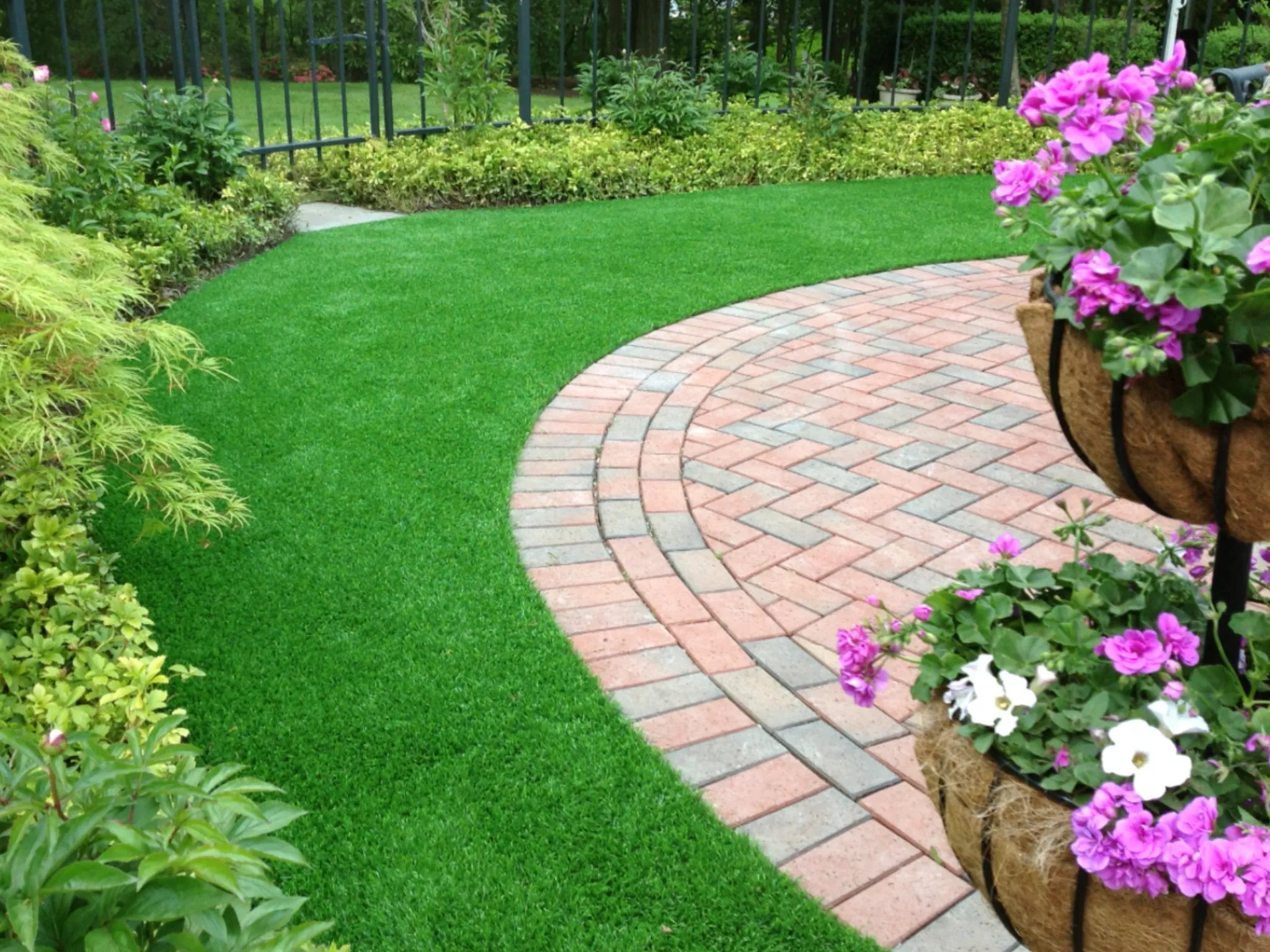 Lawns & Landscaping 